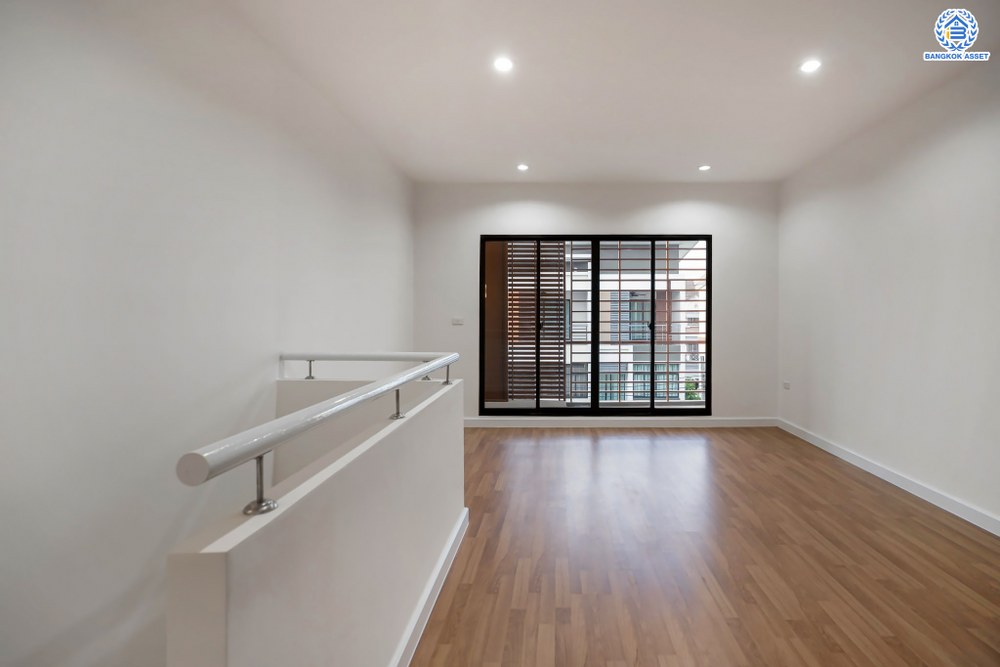 บ้านมือสองตกแต่งใหม่ โครงการ ซิกเนเจอร์ กัลปพฤกษ์ เนื้อที่ 17.10 ตร.ว. ฟังก์ชัน 3 ห้องนอน 3 ห้องน้ำ 2 ที่จอดรถ บ้านสูง 3 ชั้น ภายในกว้าง พื้นที่ใช้สอยเยอะ บนทำเลเดินทางสะดวก ติดถนนกัลปพฤกษ์ เชื่อมต่อกาญจนาภิเษก ใกล้รถไฟฟ้าสายสีน้ำเงิน "สถานีหลักสอง"...